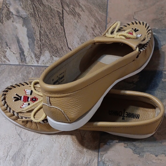 Women's Minnetonka Beaded Thunderbird Moccasins - Picture 6 of 7